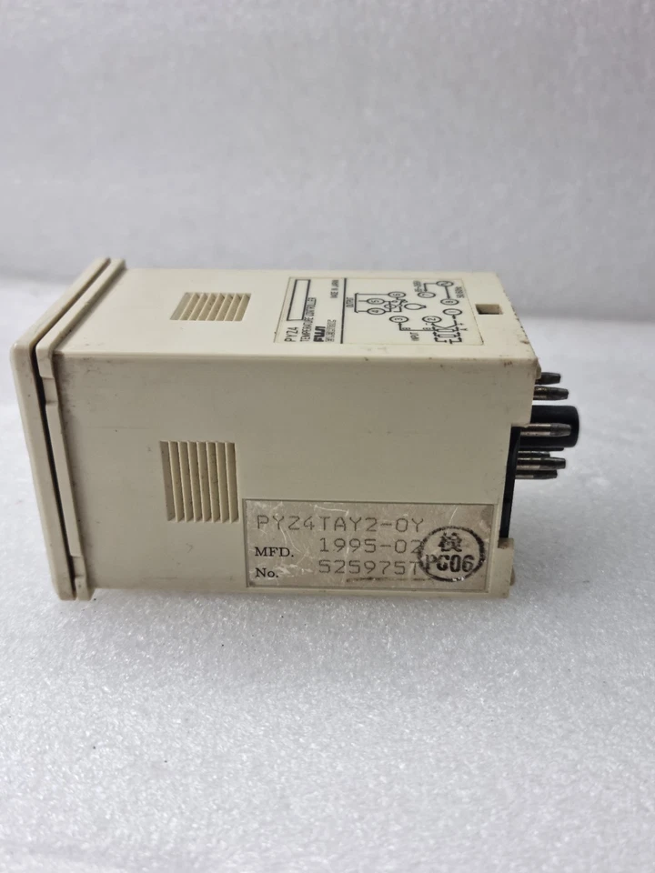 FUJI ELECTRIC PYZ4 PYZ4TAY2-0Y TEMPERATURE CONTROLLER PYZ4TAY20Y